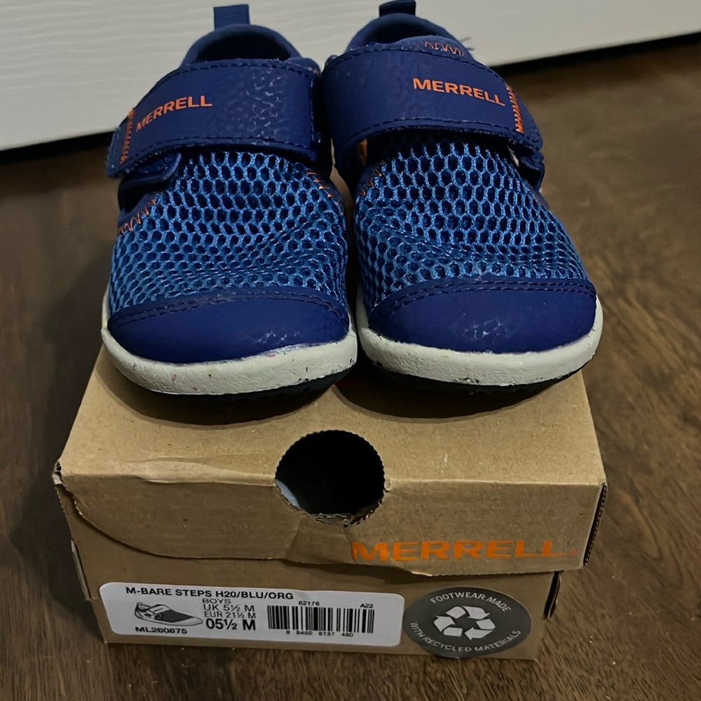 Merrell baby water shoe size 5.5